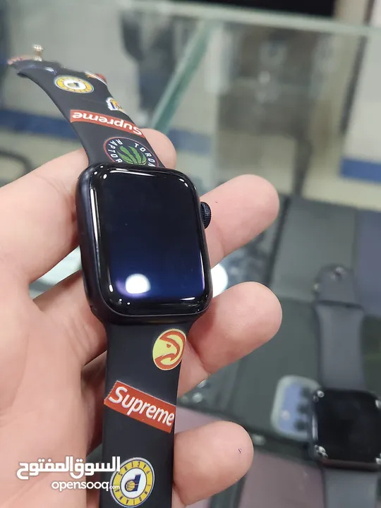Apple watch se2 بحالة ممتازة بسعر مميز
