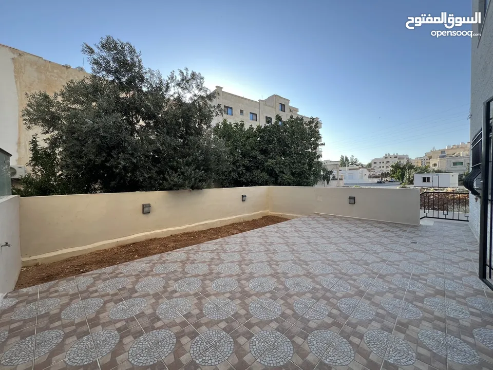 شقة شبه ارضي خلف سيفوي مرج الحمام جديدة وبسعر مغري جدا جدا ..  وبأقل من سعر التكلفة .