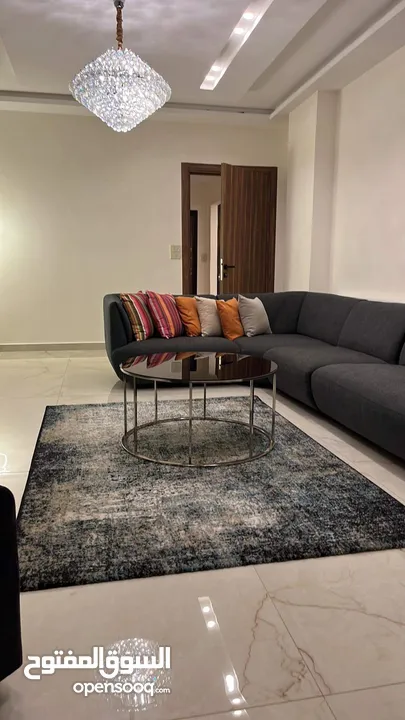 شقة مفروشة باجمل مناطق طريق المطار تبعد عن جامعة البتراء 3 دقايق على الطريق الفرعي لطريق المطار