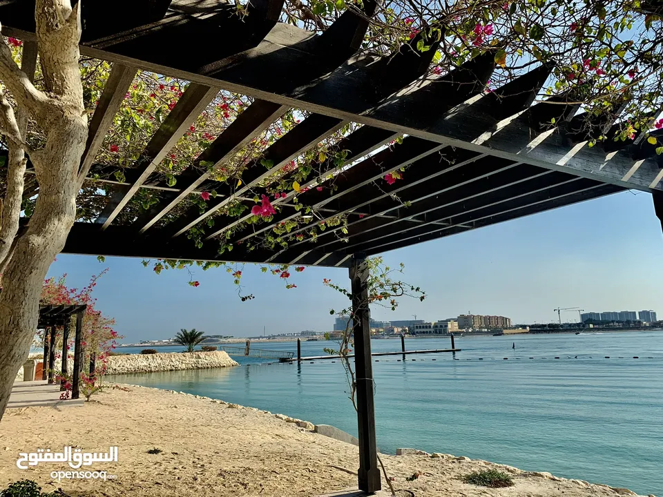 للبيع العاجل شقة مجددة 3 غرف + غرفة خادمة دخول مباشر للشاطئ