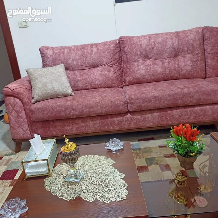 يصلح لعرسان طقم كورنر للبيع بداعي السفر مع طاولات جانبية وطاولة وسط وبرداية تفصييييل وليس تجاري