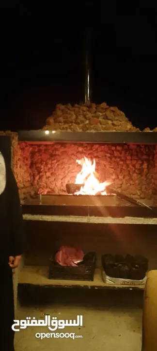 كوخ خشبي غرفتين نوم وصالون وحمام ومطبخ وثلاجه وشاشه ومكيف وغاز وساحه خارجيه مع اطلاله مميزه