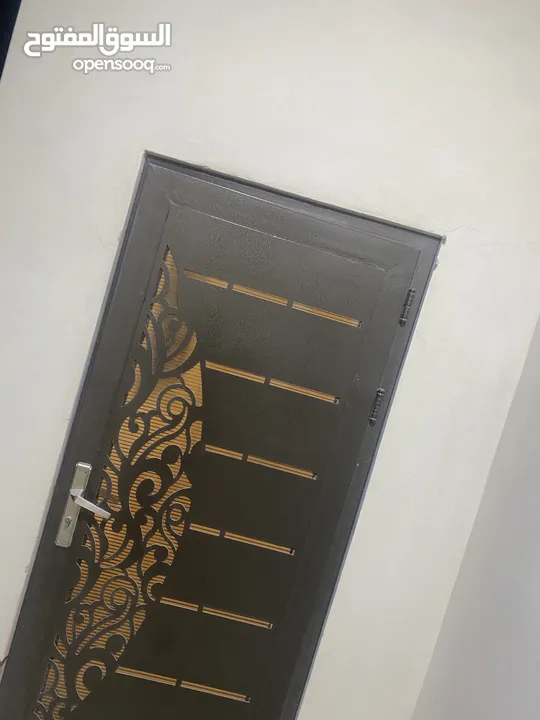 بيت للبيع يحوي على شقتين كل شقه لها سطحها الخاص بقوشان منفصل