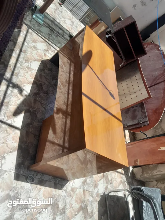 اثاث مكاتب للبيع طاولات وكراسي وبوفيه وباب بحالة الوكاله اسعار حرق