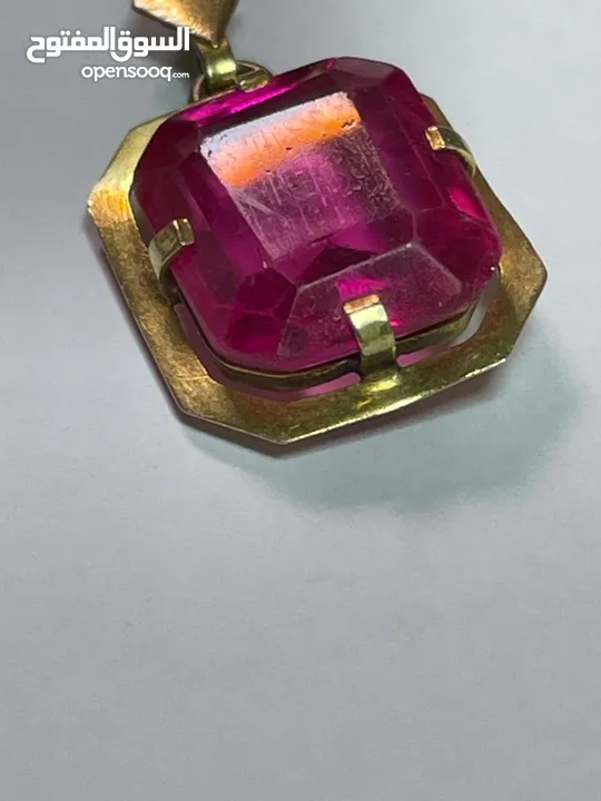 Old ruby ​​stone حجر الياقوت القديم