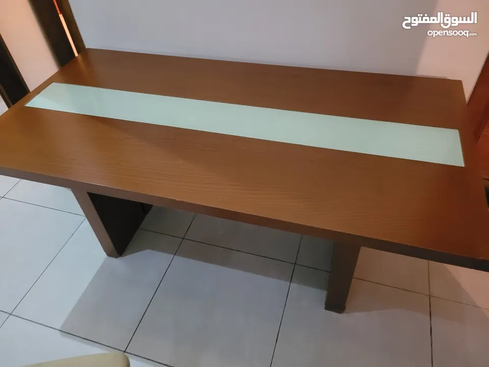 طاولة أكل خشبية