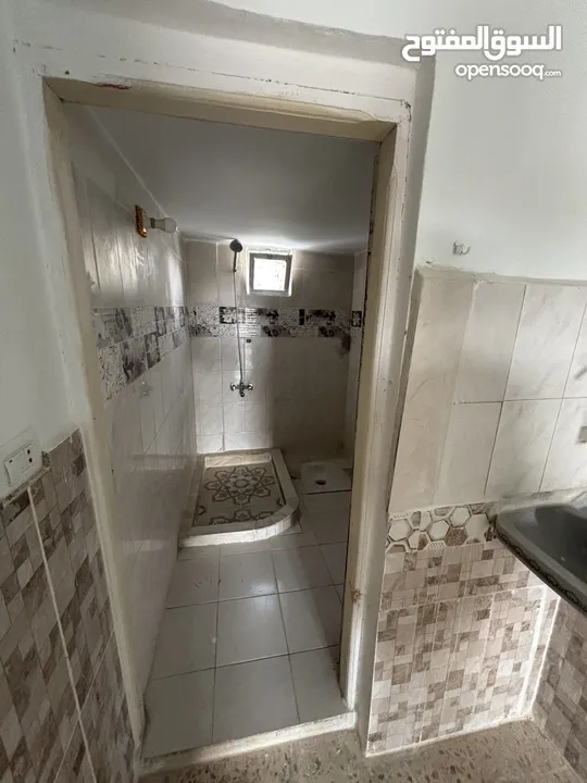 بيت طابقين للبيع في الحي الغربي  طابق ارضي بناء من 10الى 16 سنة  طابق اول بناء قبل 3شهور فقط