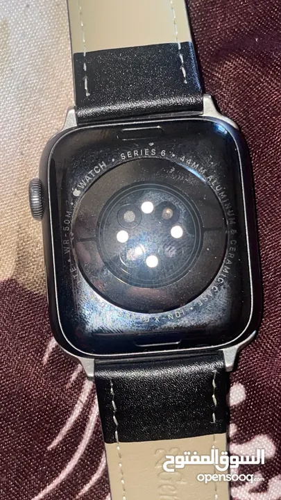 Series 6 / 44mm ما فيها اي عطل ولا خدوش الساعه ممتازه جدا  معها 3 كستك كل التفاصيل موجوده بالصور