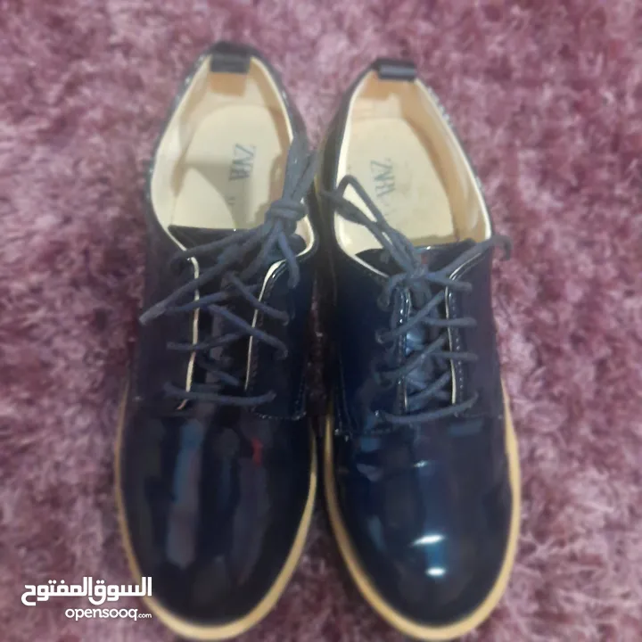 للبيع: حذاء نسائي من ZARA بحالة شبه جديدة – تصميم أنيق برباط أمامي، مقاس 37 ولون كحلي جذّاب