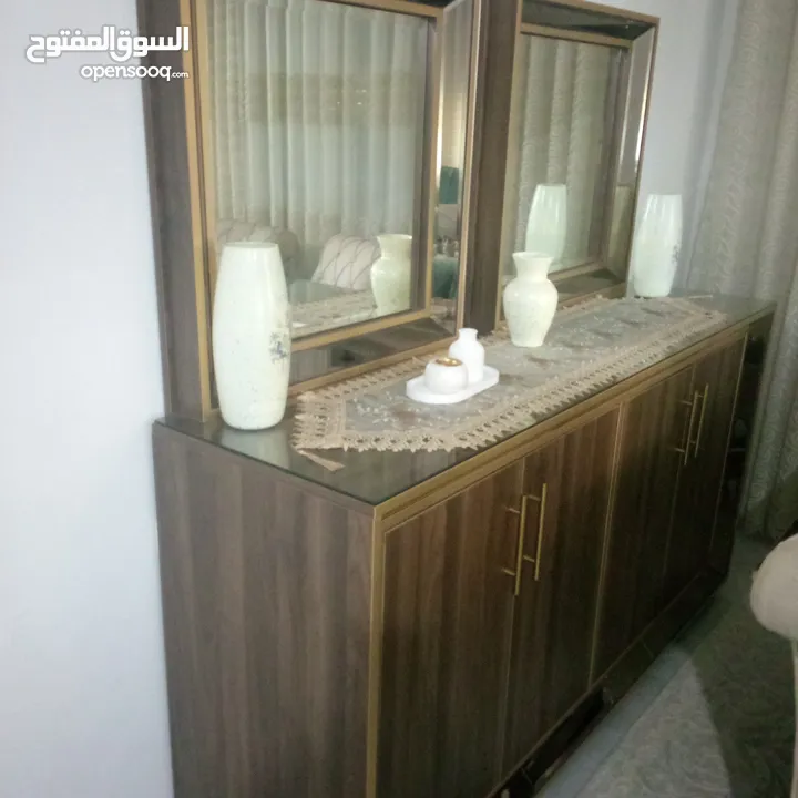 غرفه ضيوف كامله جديده   مع طاوله سفره  وسجاد وطاولات وسط  للبيع