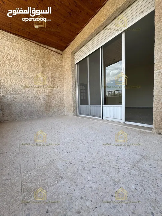 شقة طابقية - ام أذينة - 3نوم - 220م - مطلة - قريبة من الخدمات العامة