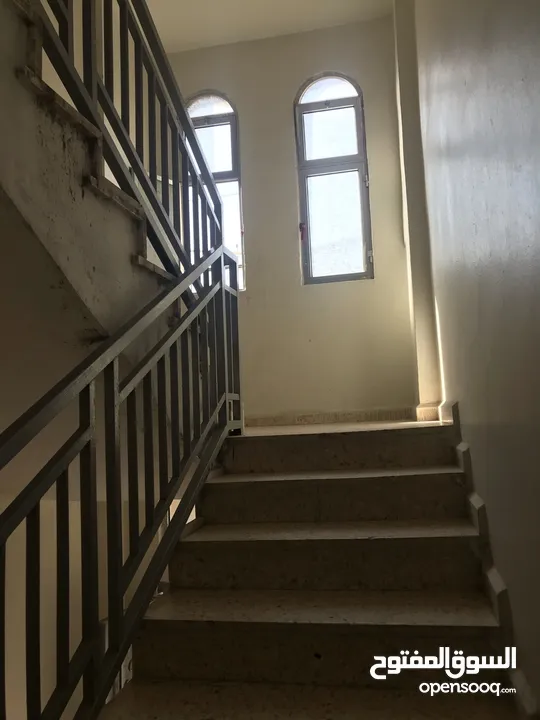 مستودع طابقين + شقتين للسكن+ برج اتصالات على السطح مؤجر مخيم الزرقاء قرب مدارس وكالة الغوث
