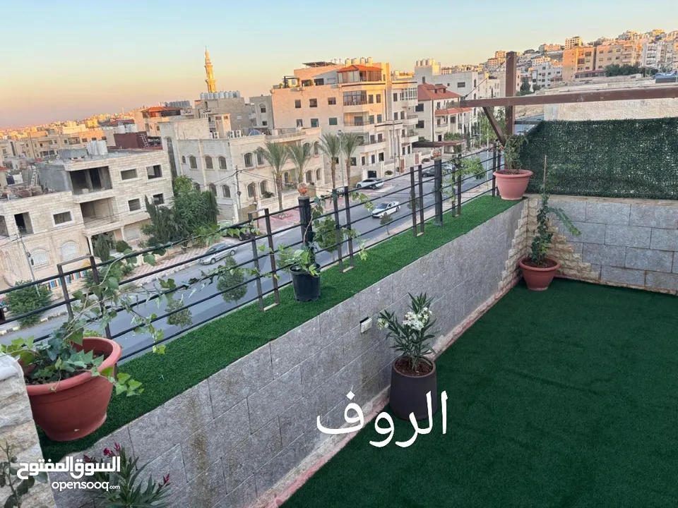 لمن يرغب بالسكن أو الاستثمار شقة مع روف فاخرة تشطيب ديلوكس في اجمل مناطق الجبيهة للبيع بسعر مميز