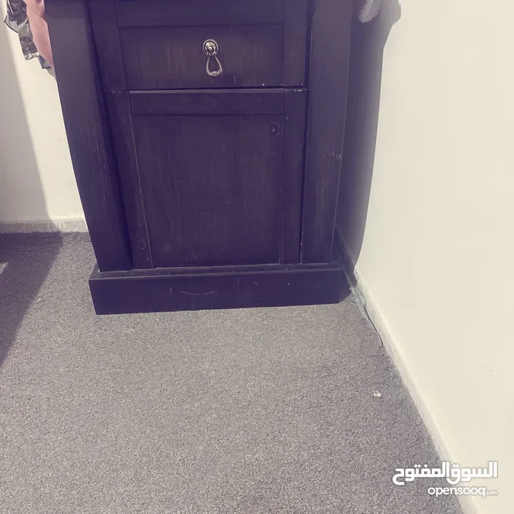 غرفة نوم وطاولة سفرة