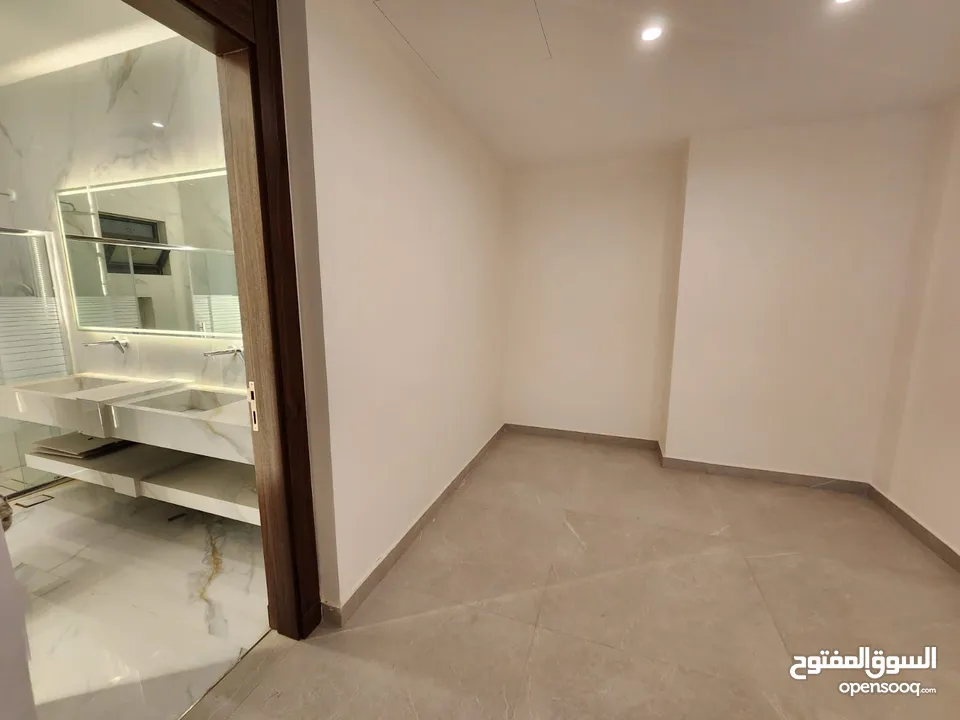 شقة طابقية فاخرة للبيع في عبدون  ref : 14385