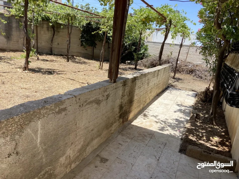 ارض مع بناء قائم