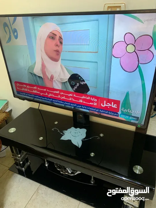 شاشة مع طاولة  +طاولة خشب  بسعر معقول الشاشة مع الطاولة 70 دينار ستتعمال نظيف  الطاولة الخشب 25
