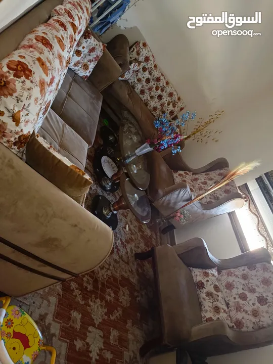 طقم كنب تركي 7 مقاعد+طاولة بوفيه جانبية وطقم طاولات سيكوريت 3 قطع شبه جديد للبيع لعدم توفر المساحة