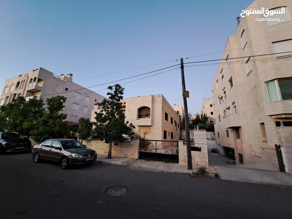 منزل مستقل للبيع الجبيهة/ دوار المنهل- للبيع المستعجل في منطقة هادئة وجيران محترمين حدائق وساحات