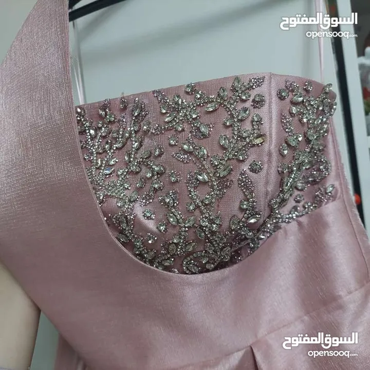 فستان لون سومو للبيع لبسة مرة واحدة ع التخرج فخم و جميل محجر من الامام وباكلس ومن الخلف لديه رباطات