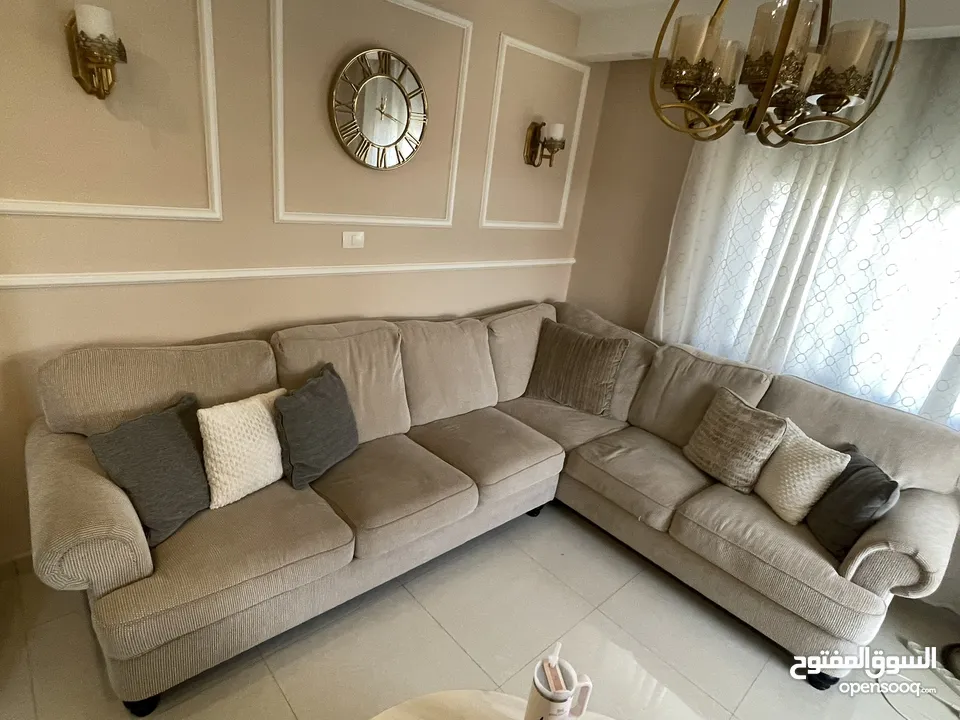 كنب زاوية امريكي بحالة جيدة جداً مع طاولة وسط ممتازة