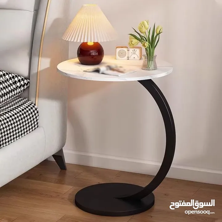 طاولة جانبية مستديرة شكل C – تصميم عصري أنيق، خشب MDF وهيكل حديد متين، تتحمل 20 كغم مثالية وانيقة