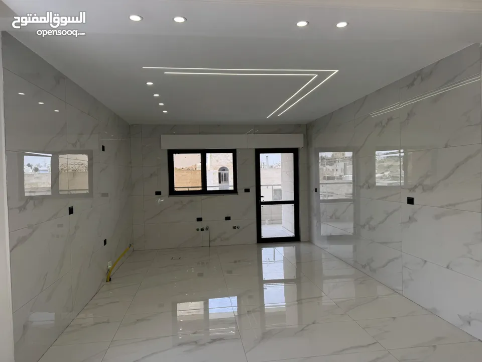 شقق مساحة ( 180م و 190م طابق اول و ارضي و روف ) في البنيات -طريق المطار خلف مدارس القادة