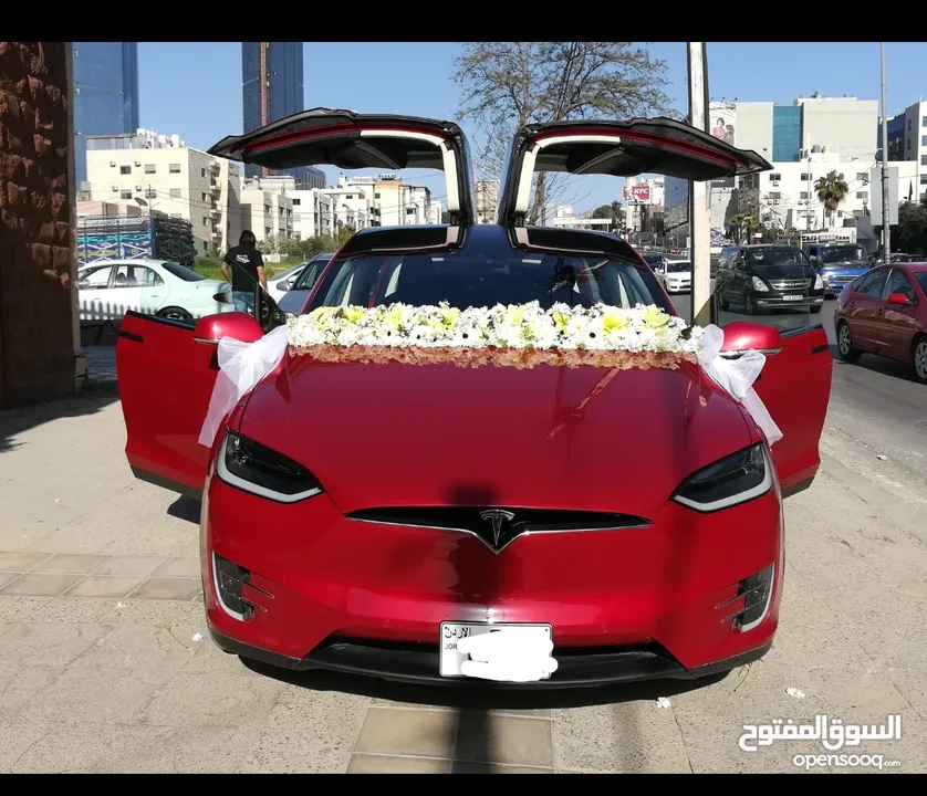 تيسلا جيب للأيجار شهري يومي لونيين ابيض وخمري جيب بسعر مغري واسعة من الداخل مارسيدس جي لاند كروز كشف