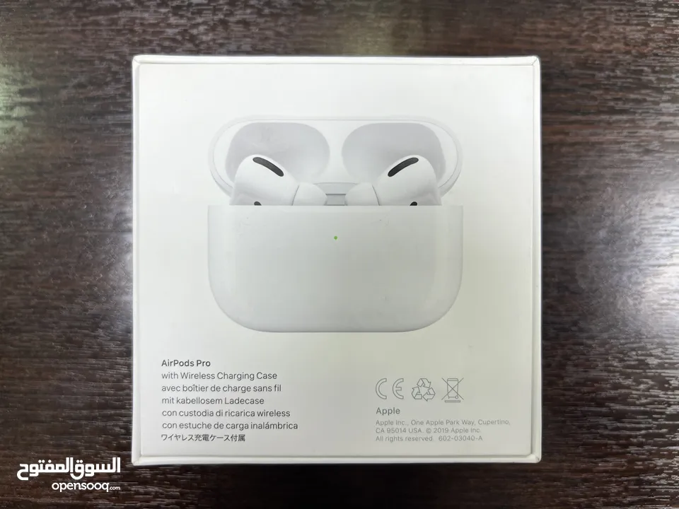 Apple AirPods Pro with Wireless Charging Case and Original EarTips ( only right earbud is working )