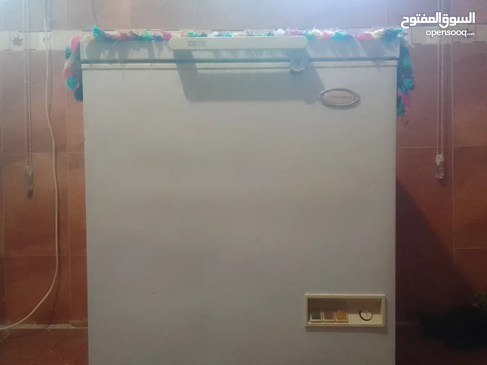 تخت غرفة نوم وغزانه غرفه نوم مع فريزر للبيع الاستعمال خفيف بحال الوكالة