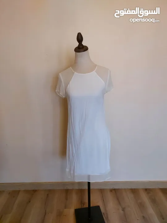 عدة فساتين جديدة و ماركات اسعارها من 10-12 دينار.