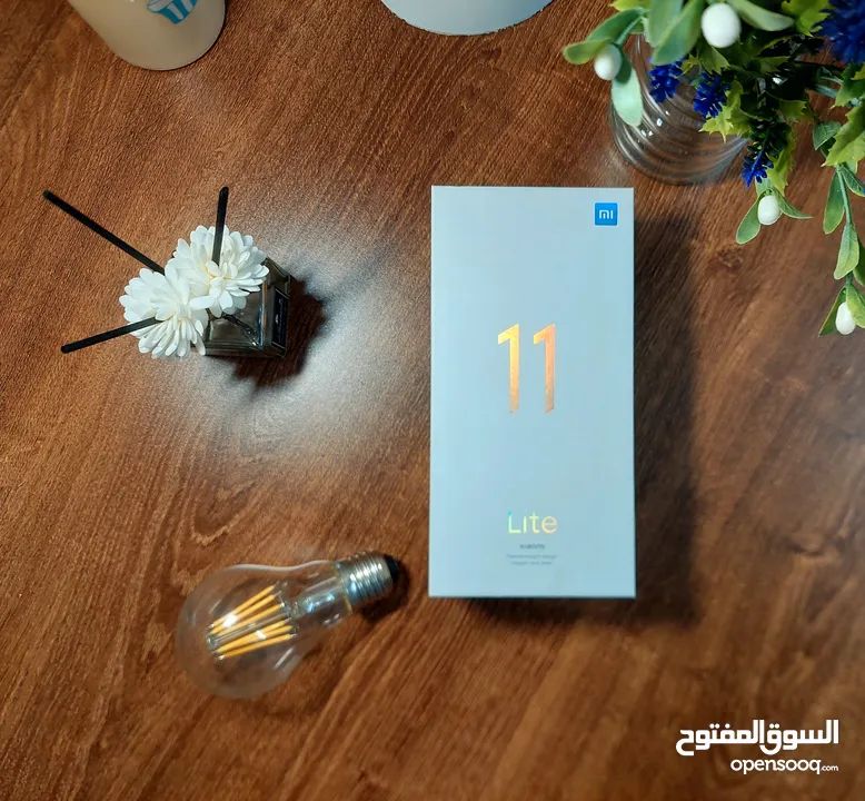 متوفر جهاز Xiaomi Mi 11 Lite بكرتونته مع كافة أغراضه مع هدية Air pods جديد