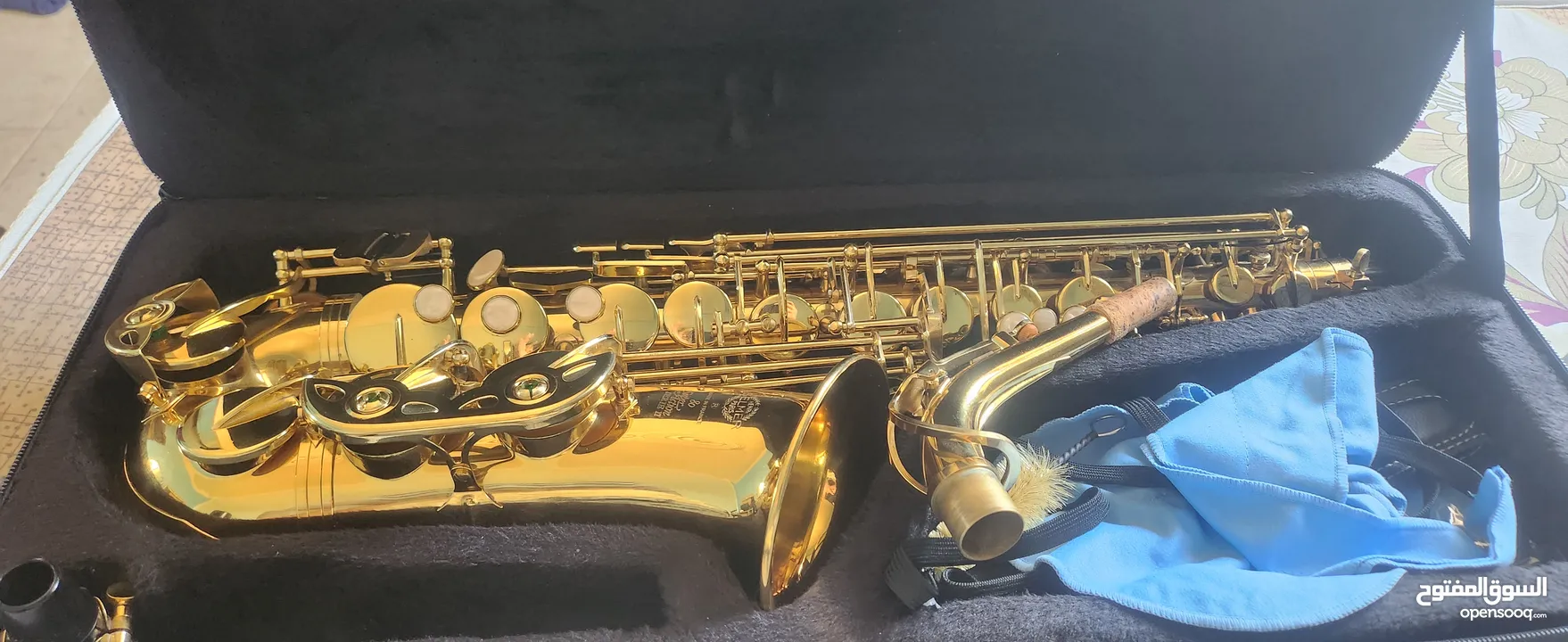 ساكسوفون طقريبا جديد بحالة ممتازه مع ستاند و ستراب  Alto Saxophone like new in excellent condition