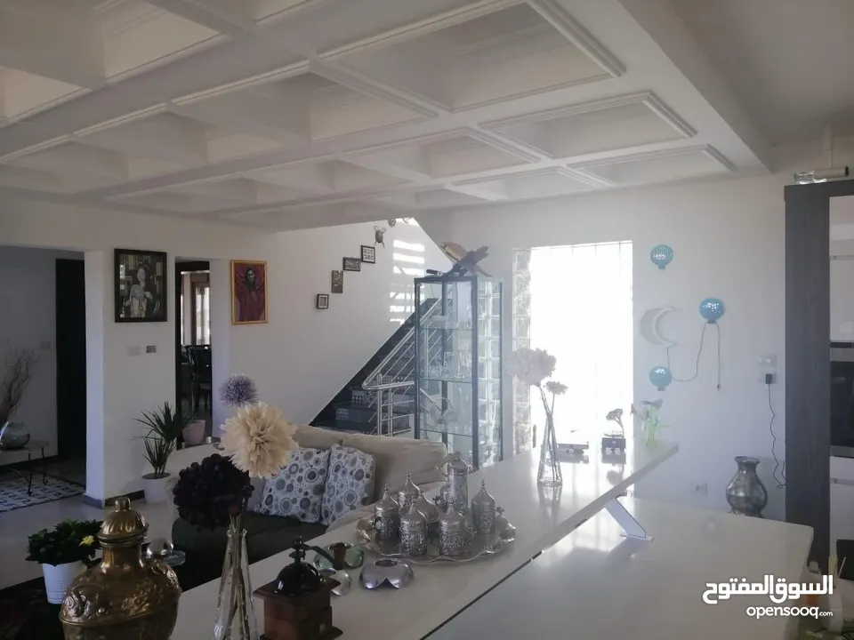 فيلا سكنيه بالسلط للبيع زي وادي الحمامرة واصل جميع الخدمات ومنطقة هادئة قريبة من الاسواق