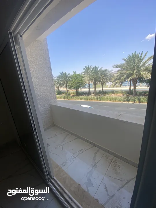 شقة فاخرة 3 غرف للبيع في العقبة – إطلالة على الجولف وتشطيب راقٍ – بسعر مغري