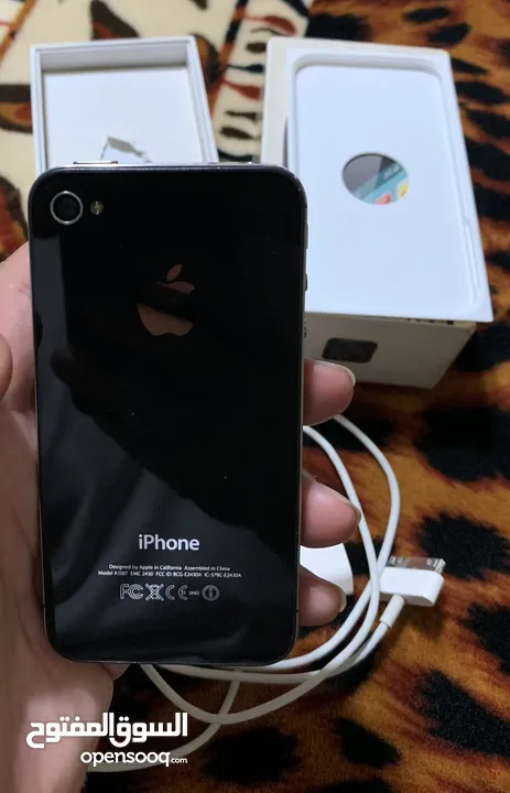 Iphone 4s 32 GB جديد بحالته بكامل حاجته