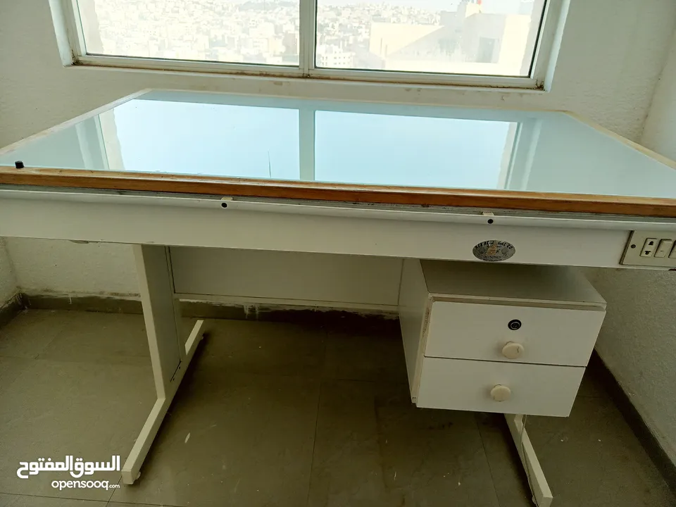 مرسم و طاولة شف (حجم كبير بقياس 130سم x 85 سم) لجميع الاغراض الهندسية.