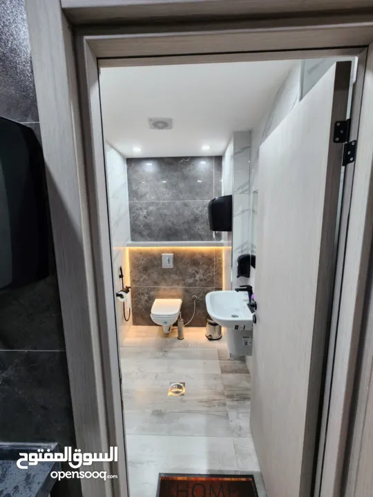 مكتب تجاري فخم للبيع أو الإيجار