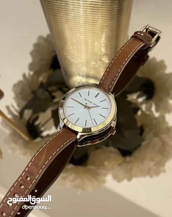 ساعة مايكل كورس ذهبية وجلد أصلية و مختَّمة  بحالة ممتازة  الساعة انيقة جداً Micheal Kors