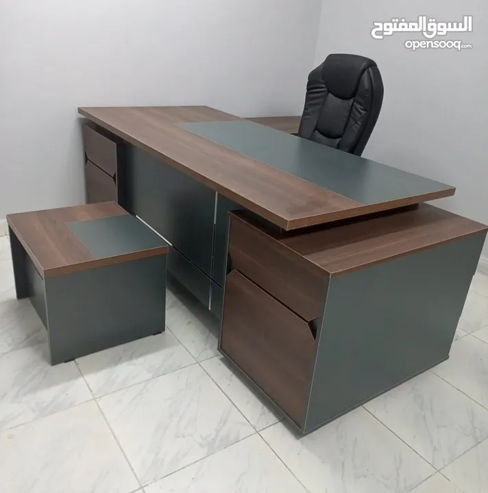 مكتب مدير عدة الوان مع جانبية ادراج وطاولة وسط متوفر بعدة الوان توصيل مجاني داخل عمان والزرقاء