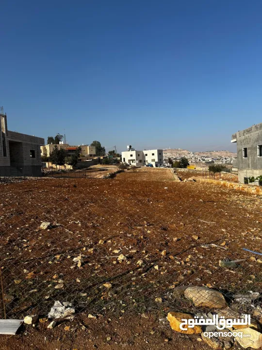 قطعة أرض مستوية مميزة قُرب بيت ساحور و تبعد 7 دقائق عن مزموريا قُرابة الدونمين ( 1940 م2 ) منطقة أ