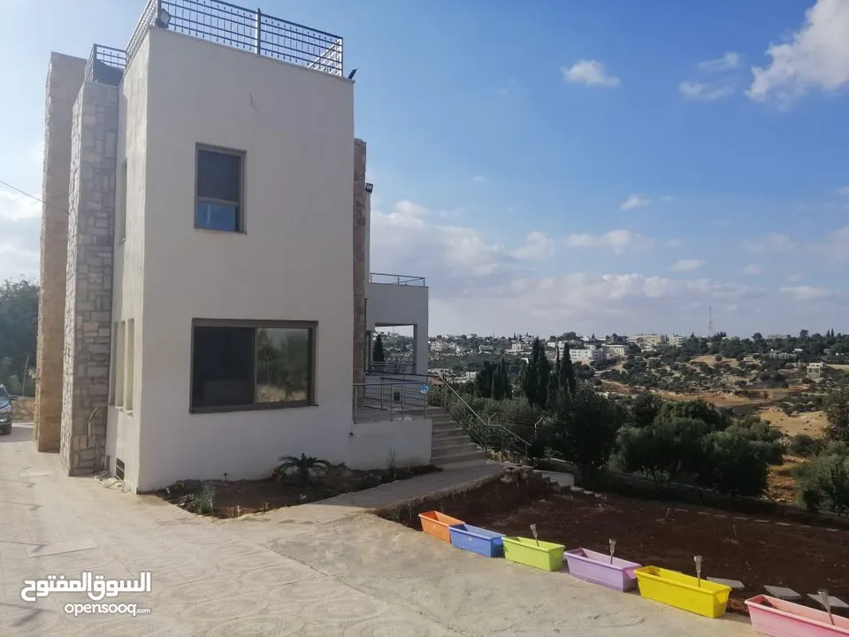 فيلا سكنيه بالسلط للبيع زي وادي الحمامرة واصل جميع الخدمات ومنطقة هادئة قريبة من الاسواق