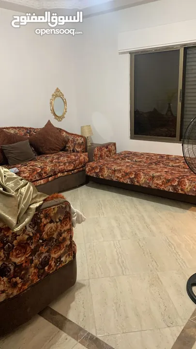 طقم كنب خشب زان مرتب للبيع بداعي السفر  بتكون من كرسيين وكنب عدد2مقعدين ب مقعدين واريكا