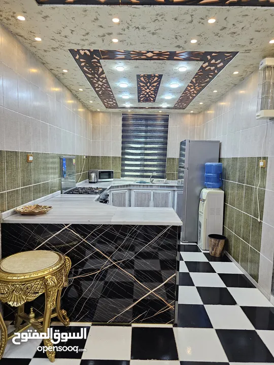 شقة مفروشة فاخرة للايجار مساحة 90 غرب شارع الجامعة ب 200م وشمال مسجد علياء التل