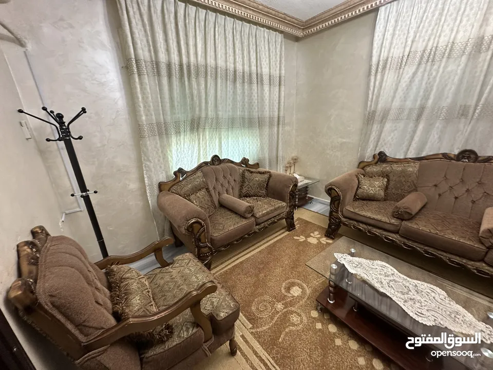 طقم كنب 9 مقاعد مستعمل بحالة جيدة + طقم طاولات سوكريت
