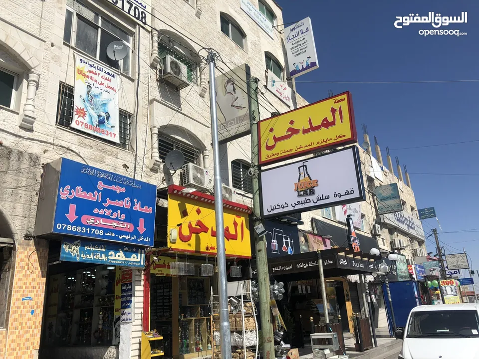 ثلاث محلات تجاريه ومخازن علي شارع 36 التجاري الزرقاء الجديدة في افضل موقع في الشارع