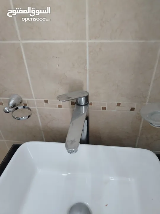 3 اطقم مع شور بوكس شبه جديد حمامات للبيع المستعجل