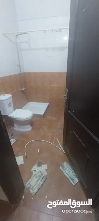 شقه سكنيه للبيع ويتوافر جميع الخدمات مثل سوبر ماركت وصيدليه وحلاق