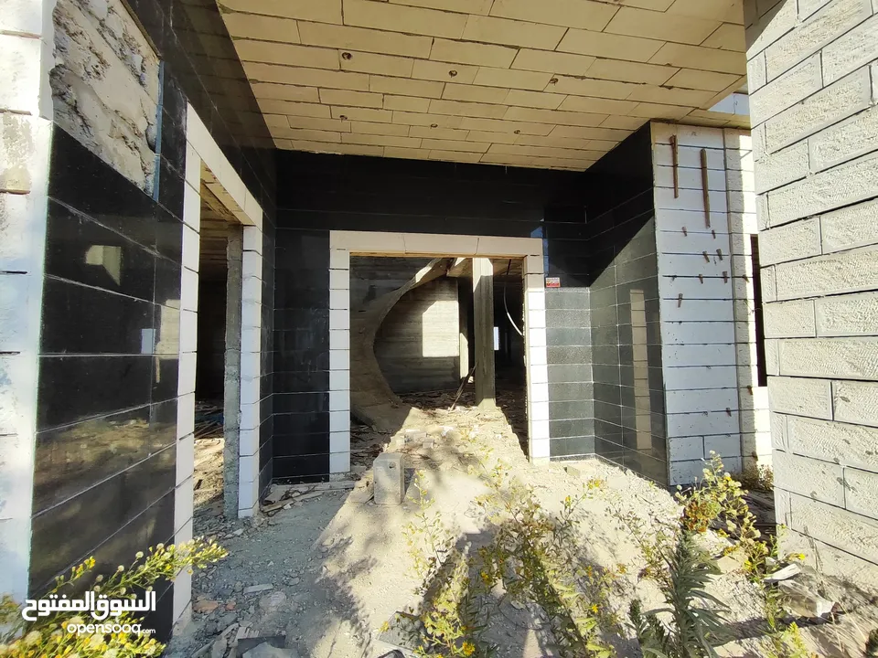 قطعه أرض عليها فيلا عظم للبيع في سطح مرحبا