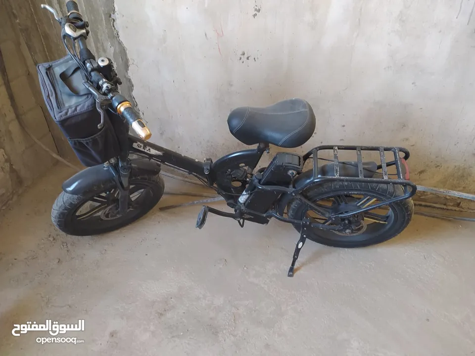 موجود 3 بسكليتات كهربا عجل عريض كمبيوتر 1000/600 ..48 فولت ..بطارية21 امبير بحالة ممتازة